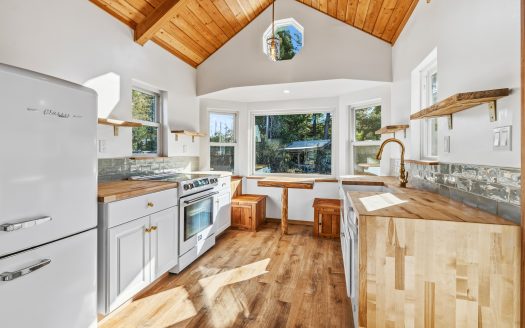 15 Braemoor Dr Santa Cruz – Custom tiny house on a buildable lot with all utilities in place