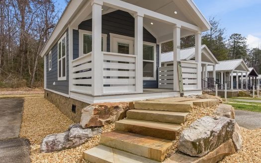 TINY HOME NEXT TO LAKE & MOUNTAINS, NORTH GEORGIA, CLAYTON, GA.