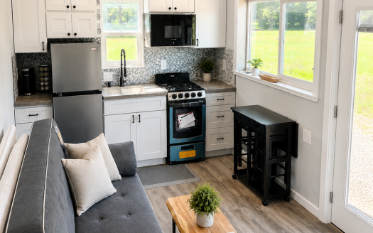 Turnkey Charming California Tiny Home on Wheels, All Appliances and Furniture Included!
