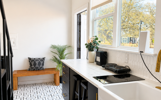 Jeremy's Black Beauty Fully Furnished Tiny Home, Successful Airbnb Rental!