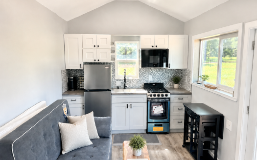 Turnkey Charming California Tiny Home on Wheels, All Appliances and Furniture Included!